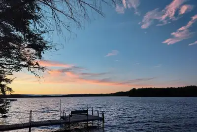Image de Modern lakeside log cabin on pristine East Pond Oakland Maine's Belgrade Lakes