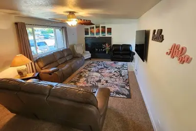 Image de Gorgeous island-themed retreat sleeps up to 30 in Orem, Ut!
