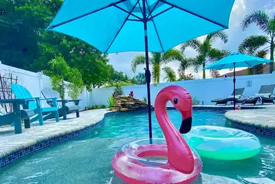 Image de 4 bedroom home with heated saltwater pool and hot tub. Close to the beach!