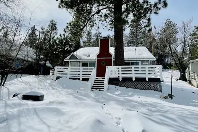 Image de Cheerful 2-bedroom cabin with indoor fireplace
