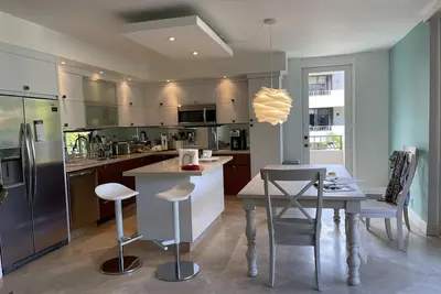 Image de Magnificent 3 bedroom key Biscayne condo with pools, Tennis and beach access