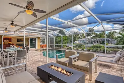 Image de 🌴 Gulf Birdie | Waterfront Home on Siesta Key, w/ Private Heated Pool, Hot Tub, & Putting Green!
