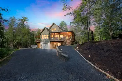 Image de Scenic Mountain Retreat with a Pool Hot Tub Game Room