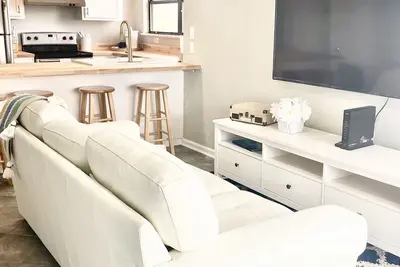 Image de Shell Point Beach 2br condo with marina views