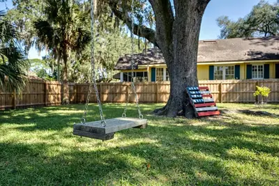 Image de Avondale Home Large Serene Fenced Yard Bbq Firepit Swing Fruit Tree 10 Mins to River Dogs Ok
