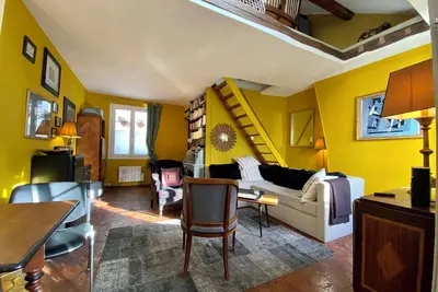 Image de Grand Studio De 34 M² Avec Coin Chambre En Mezzanine SITUÉ Rue Rambuteau