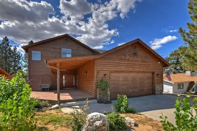Image de Top of the Grove By Destination Big Bear: Spa! Foosball! Arcade Game! Pet Friendly!