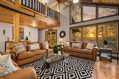 Image de Bear Britches-Luxury, hot tub, theater, pool access, and more!