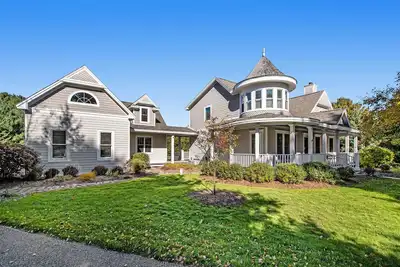 Image de This house is a 3 bedroom(s), 3 bathrooms, located in Harbor Springs, Mi.