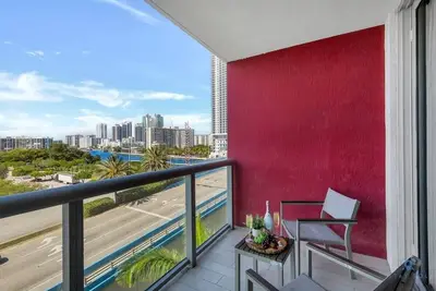 Image de Modern Condo : Amazing Pool + Gym + Balcony
