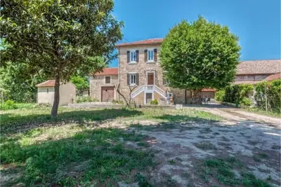 Image de L'Ardeche en Provence avec parc ombragé