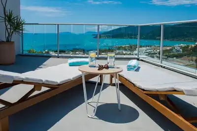 Image de Premier 3 bedroom apartment with sweeping ocean views