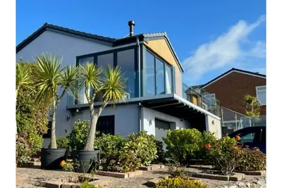 Image de Modern renovated air conditioned bungalow with sea views
