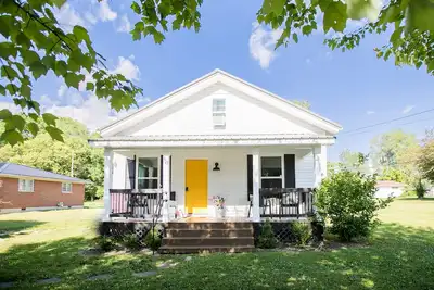Cozy Modern 3-bd, Pet Friendly, 12 miles from Rrg!