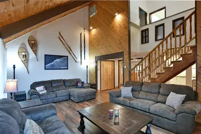 Image de Fully equipped Blue Mountain Chalet with outdoor hot tub