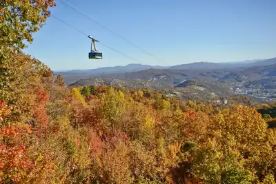 Image de Majestic views of the Smokies, Pro movie theater w/ 16 foot screen, Hot tub