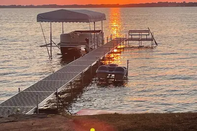 Image de Enjoy this beach front lake home that boasts 66' of frontage with many amenities