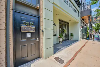 Image de The Gatsby - a 1920s Speakeasy abode in the heart of Downtown Tuscaloosa!