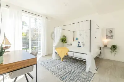 Image de 204 Broadway (1 Bedroom) · Sunny Vibes-King Canopy Bed+Balcony-6mi to Disney