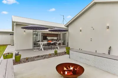 Image de Bright & Easy- Pet Friendly Outside 7 Cobb n Co Way Robe