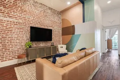 Image de Ziggy Unit:Warm Upscale Art Filled Suite nearFQ+pk