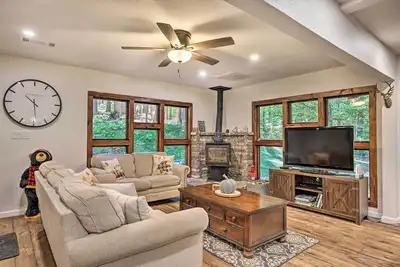 Image de Private Hot Tub, Fire Pit + Swingset: Arnold Home