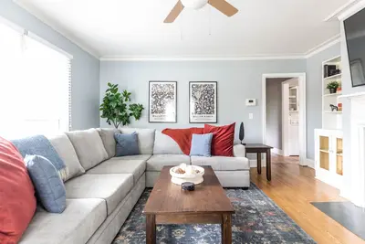Image de Cozy spacious home near Hp University and the world-renowned Furniture Market.