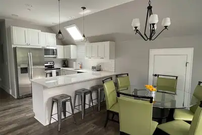 Image de 4th Street - Walk to Town Apartment in Highlands Nc