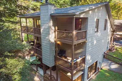 Image de Cozy 5br Cabin with 3 Fireplaces, Hot Tub, Fenced Yard