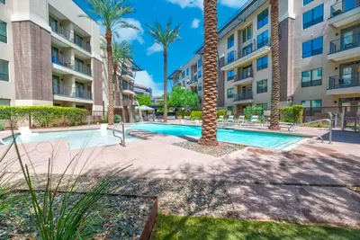 Image de Kick Back & Relax In This Modern Rustic 2 Bedroom!