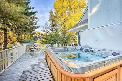 Image de Cozy Getaway: Private Hot Tub, Near Skiing!