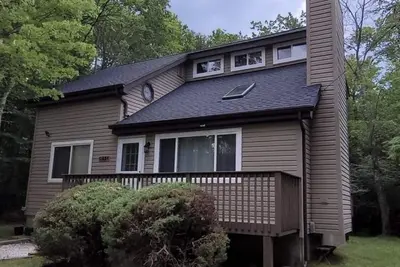 Image de Tobyhanna Pocono private community House with lots of amenities pool lake beach