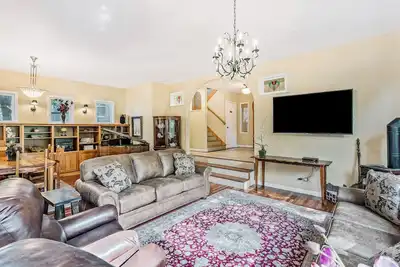 Image de Walkable downtown villa with mountain/resort-view balconies, grills, & fireplace