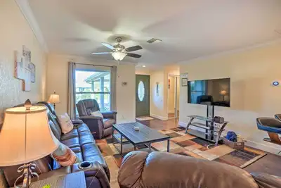 Clearwater Home: Pool Access, 10 Mi to Beach!