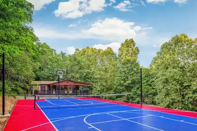 Image de Relax & Play: Pickleball, BasketBall, Hot Tub, Game Room & More