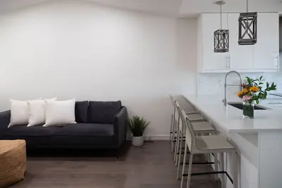 Image de Aurora Designer Home 4Bd. 3Bath\/Pet Friendly