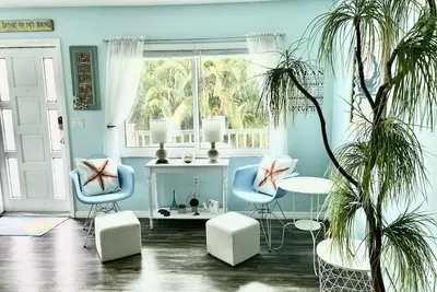 Image de Bright condo in the palms, close to everything!