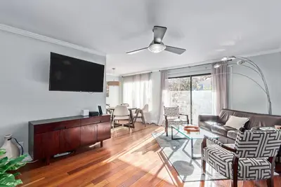 Image de Pristine Two Bedroom Old Town Condo