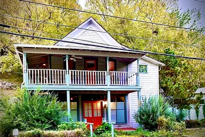 Image de Hgtv feature Main St d’town! 3 cozy units, sleeps 16 w Private Bar + gameroom!