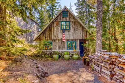 Image de Gorgeous custom-built chalet with fireplace & home office - walk to ski/hiking
