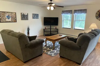 Image de Cone's Cottage New Construction, apt convenient to All Star Village, fire pit