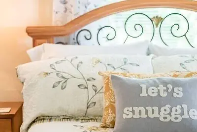 Image de Little Bungalow on Warren- Charming and Quaint *Pet Friendly*
