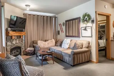 Image de Ski in Ski Out Juniper Springs Lodge #351 Luxury Slope-side 2 Bedrm 2 Bath End Unit!