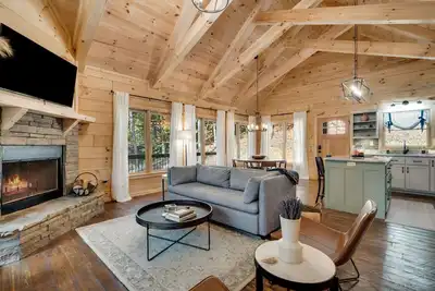 Image de Brand-new woodland cabin with lovely deck, firepit, fireplace & forest views