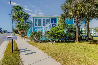 Image de Sunny beach house with ocean view, large deck, central Ac, & washer/dryer