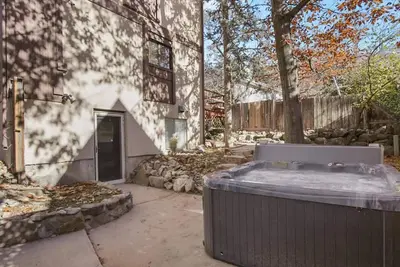 Image de Spacious 6-bedroom retreat near resorts, Free Ski Rental, Private Hot Tub, ideal for outdoor fun!