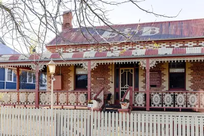 Image de The Miners Cottage. Historic House in the Main street!
