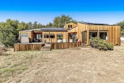 Image de Ocean view home w/ private hot tub, pool, wood stove, and private W/D