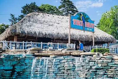 Image de Your Home Away From Home! Onsite Pool, Free Parking, Near Lake of the Ozarks