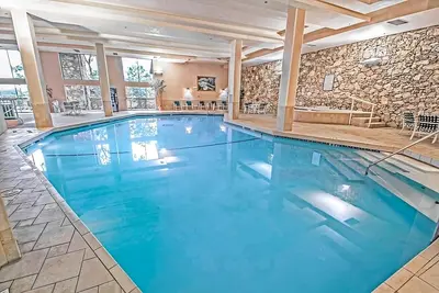 Image de Relax and Recharge! Onsite Pool, Free Parking, Close to Lake of the Ozarks